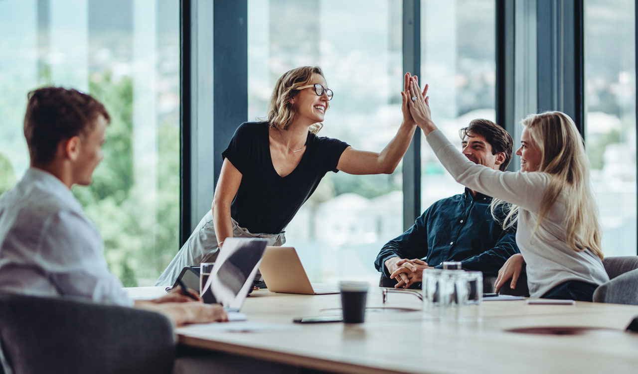 Équipe de travail qui maximise les ventes et la rentabilité